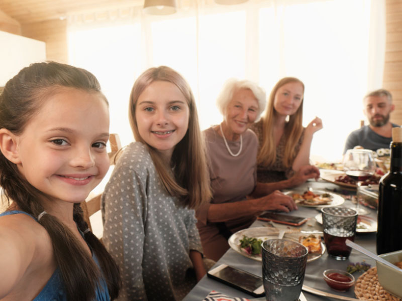familia feliz selfie em volta da mesa
