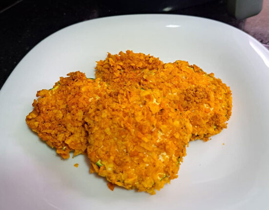Aprenda uma receita inusitada de Abobrinha Empanada com Doritos na Airfryer de forma rápida e fácil!