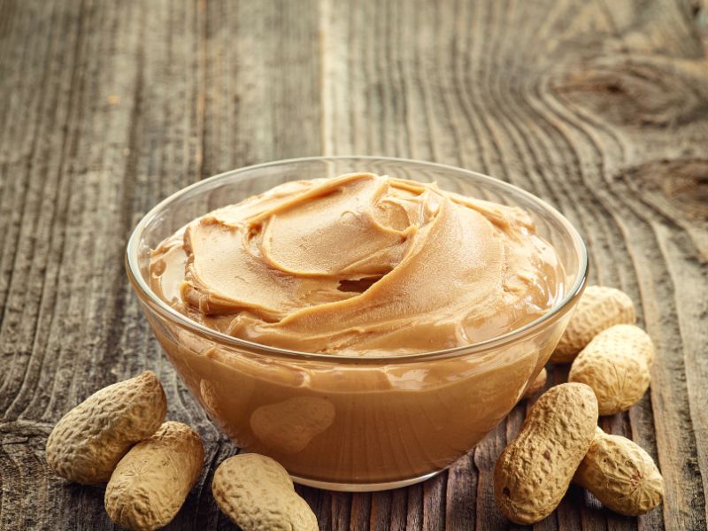 Confira 5 benefícios principais de comer amendoim e três malefícios para evitar o consumo excessivo: