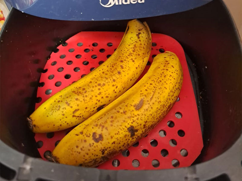 Banana Assada na Airfryer Inteira e com Casca. A receita mais fácil de todas!