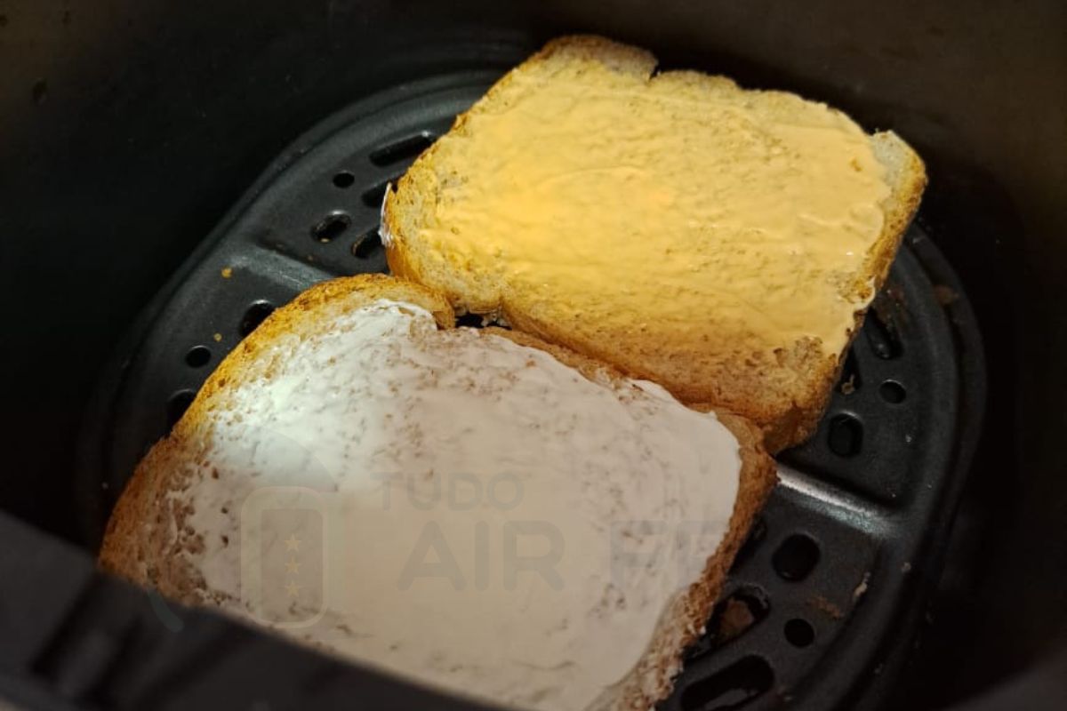 Dica Adicional para Acompanhar Seu Cappuccino Gelado: Toast na Air Fryer
